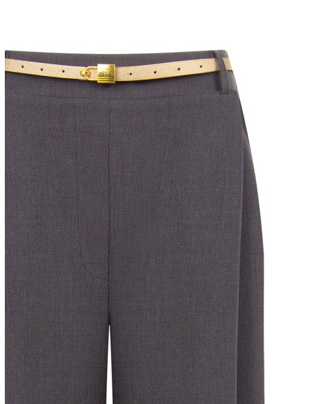 Palazzo-broek met één plooi, riem van imitatieleer en hangslotbedeltje van Rinascimento