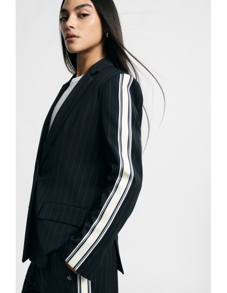 Blazer rayé à manches contrastantes et fermeture boutonnée luttant