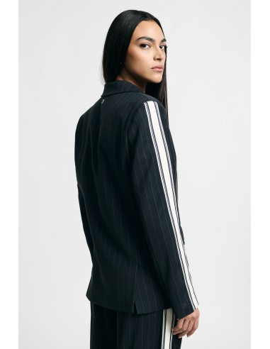 Blazer rayé à manches contrastantes et fermeture boutonnée luttant