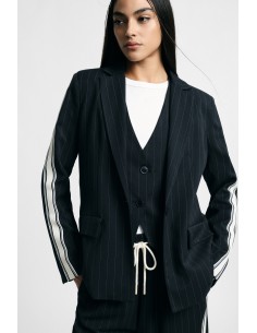 Blazer rayé à manches contrastantes et fermeture boutonnée luttant