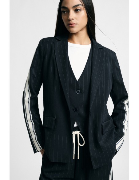 Blazer rayé à manches contrastantes et fermeture boutonnée luttant