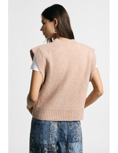 Pull sans manches avec finitions côtelées.