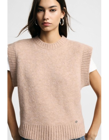 Pull sans manches avec finitions côtelées.