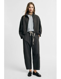Pantalon palazzo à taille élastiquée et cordon de serrage.