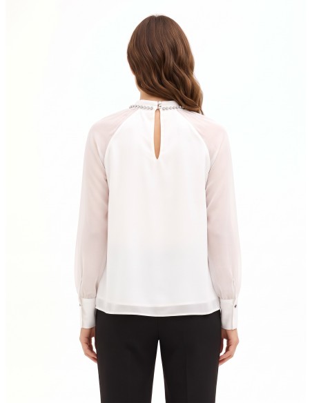 Ruime chiffonblouse met kristallen rond de halslijn van Rinascimento
