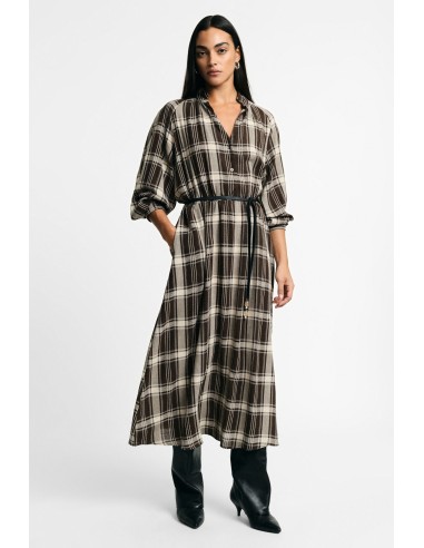 Robe longue à carreaux avec ceinture réglable.