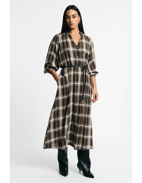 Robe longue à carreaux avec ceinture réglable.
