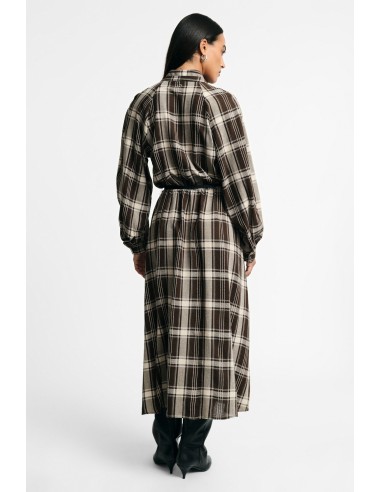 Robe longue à carreaux avec ceinture réglable.