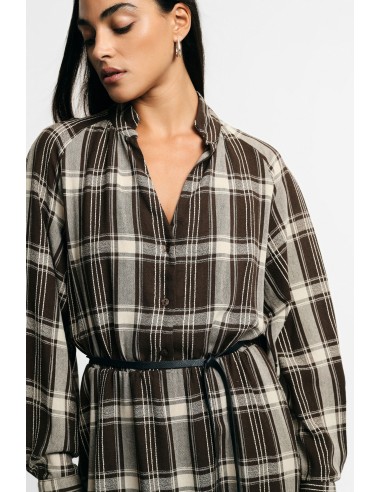 Robe longue à carreaux avec ceinture réglable.