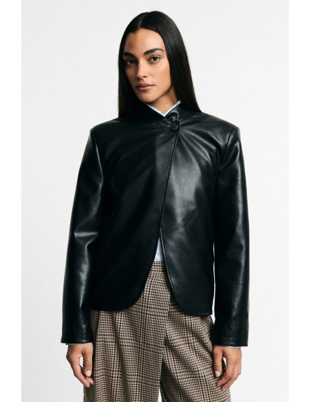 Korte blazer met asymmetrische knoopsluiting alstublieft