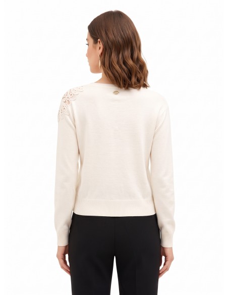 Pull fin en mélange de viscose et de laine avec empiècement en crochet sur l’épaule Rinascimento