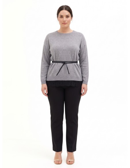 Ruime curvy-trui met kanten onderrand en lange, smalle riem van imitatieleer – Rinascimento Curvy