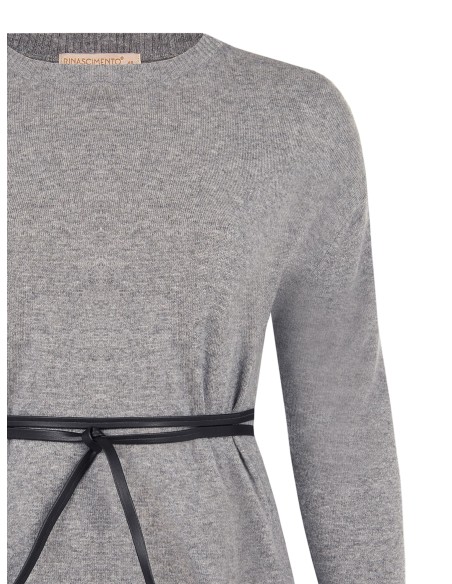 Pull ample grande taille avec bas en dentelle et longue ceinture fine en similicuir Rinascimento Curvy
