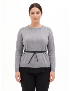 Ruime curvy-trui met kanten onderrand en lange, smalle riem van imitatieleer – Rinascimento Curvy