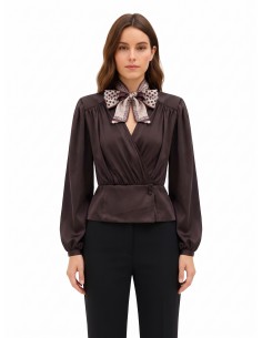 Blouse portefeuille en satin avec col en V et foulard amovible orné du logo Rinascimento