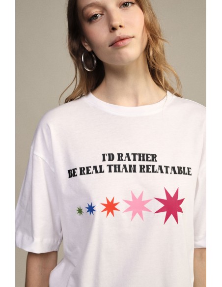 T-shirt à col rond avec imprimé phrase et étoiles colorées Dixie