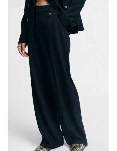 Ensemble pantalon croisé avec détail floral d’