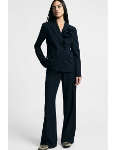 Ensemble pantalon croisé avec détail floral d’