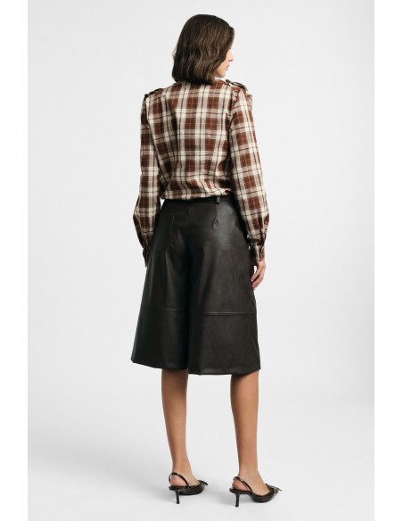 Short taille moyenne avec pinces et passants, s’il vous plaît