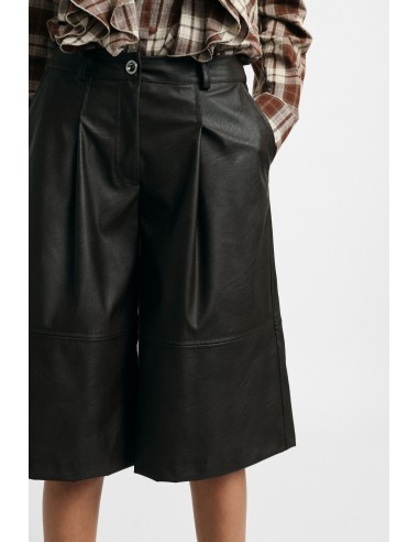 Short taille moyenne avec pinces et passants, s’il vous plaît