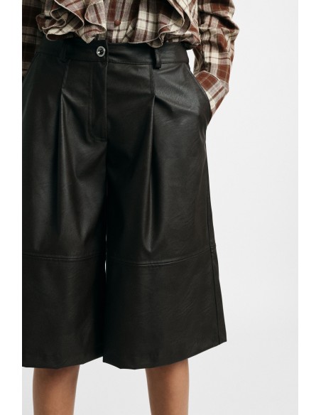 Short taille moyenne avec pinces et passants, s’il vous plaît