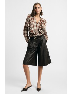 Short taille moyenne avec pinces et passants, s’il vous plaît