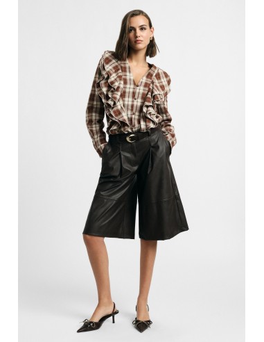 Short met normale taille, plooien en riemlussen