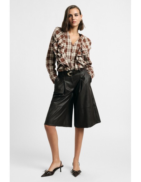 Short taille moyenne avec pinces et passants, s’il vous plaît