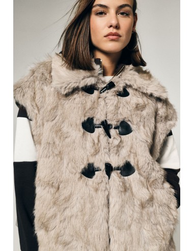 Gilet en éco-fourrure avec fermeture à brandebourgs et col large, s’il vous plaît