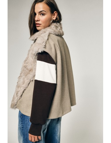 Gilet en éco-fourrure avec fermeture à brandebourgs et col large, s’il vous plaît