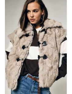 Gilet en éco-fourrure avec fermeture à brandebourgs et col large, s’il vous plaît