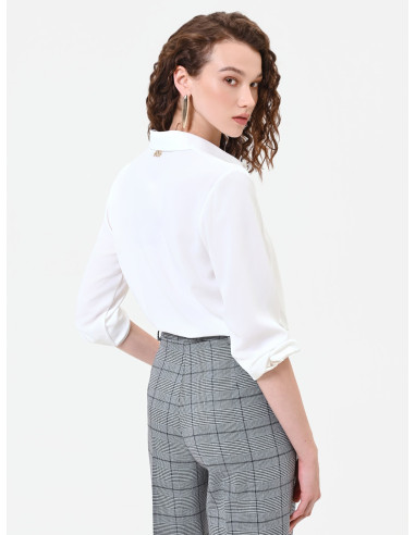 Soepelvallende cropblouse van mat satijn met verborgen knopen Rinascimento