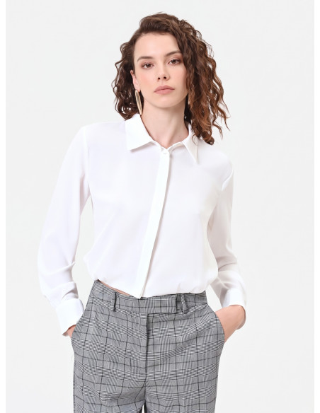 Chemisier crop fluide en satin mat à boutons dissimulés Rinascimento