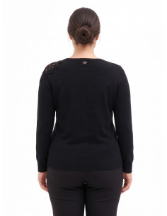 Pull grande taille cintré avec détail en crochet sur l’épaule Rinascimento Curvy 2