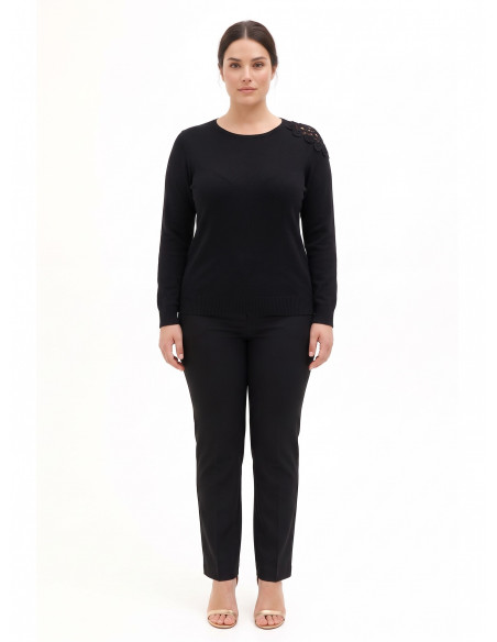 Getailleerde curvy trui met gehaakt detail op de schouder Rinascimento Curvy