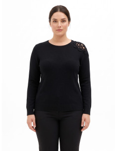 Getailleerde curvy trui met gehaakt detail op de schouder Rinascimento Curvy
