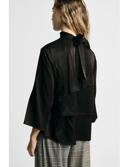 Blouse à volants à manches longues et col montant, s’il vous plaît