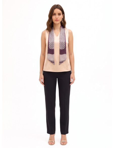 Blouse fluide en satin avec décolleté en V et foulard amovible à logo Rinascimento