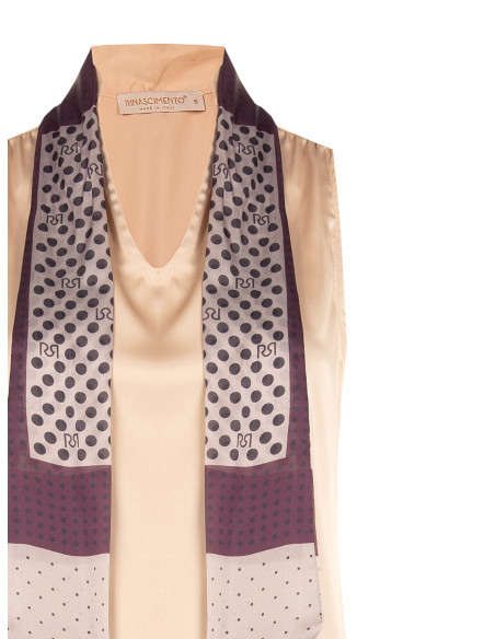 Vloeiende satijnen blouse met V-hals en afneembare sjaal met logo Rinascimento