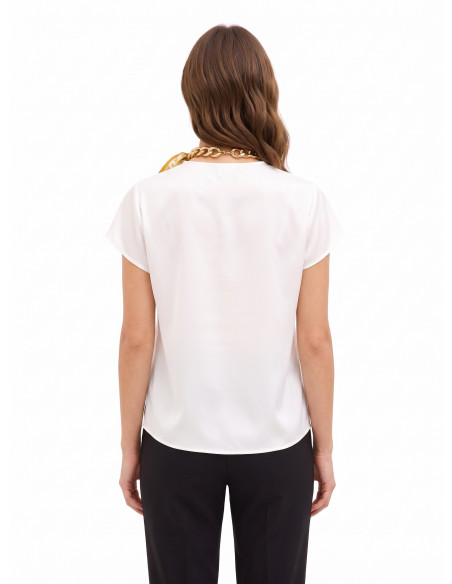 Blouse en satin mat à encolure en V avec chaîne et foulards entrelacés Rinascimento