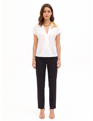 Blouse van mat satijn met V-hals, verweven ketting en sjaaltje Rinascimento