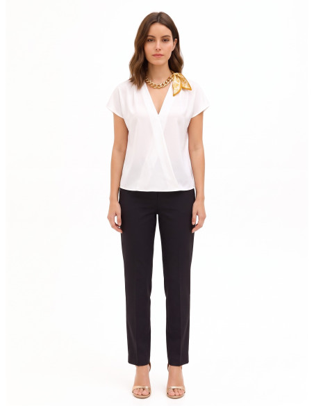 Blouse en satin mat à encolure en V avec chaîne et foulards entrelacés Rinascimento