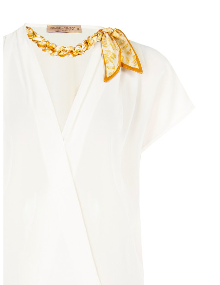Blouse van mat satijn met V-hals, verweven ketting en sjaaltje Rinascimento