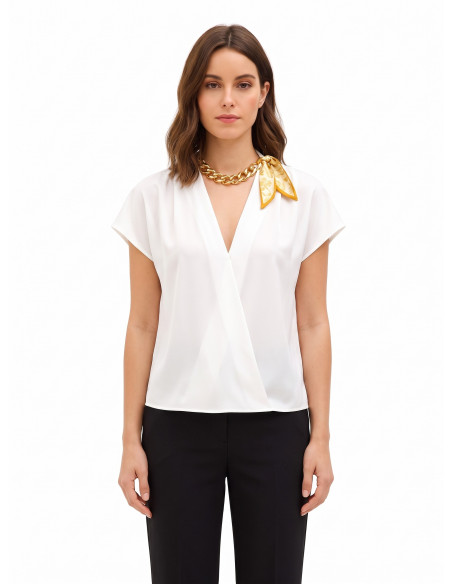 Blouse en satin mat à encolure en V avec chaîne et foulards entrelacés Rinascimento