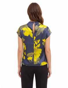 Vloeiende satijnen blouse met bloemenprint en gedrapeerde halslijn Rinascimento 2