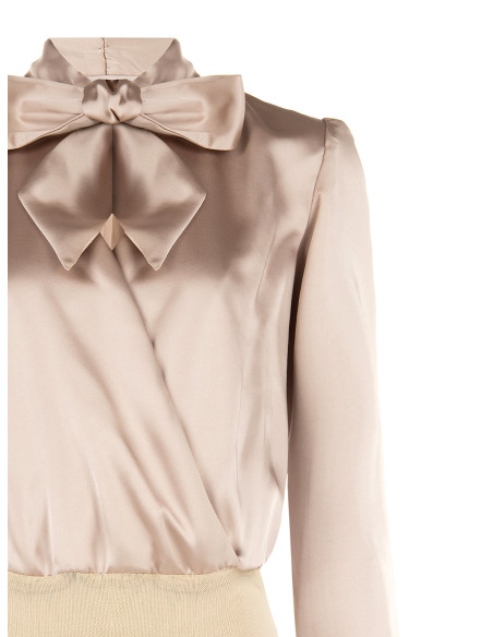 Body ample en satin avec décolleté en V croisé et nœud Rinascimento
