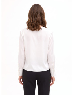 Blouse ample en satin mat, décolleté en V croisé, collier en foulard et chaîne Rinascimento 2