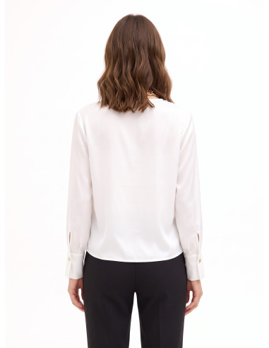 Blouse ample en satin mat, décolleté en V croisé, collier en foulard et chaîne Rinascimento