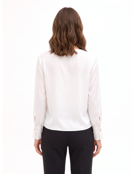 Blouse ample en satin mat, décolleté en V croisé, collier en foulard et chaîne Rinascimento