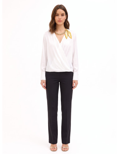 Blouse ample en satin mat, décolleté en V croisé, collier en foulard et chaîne Rinascimento